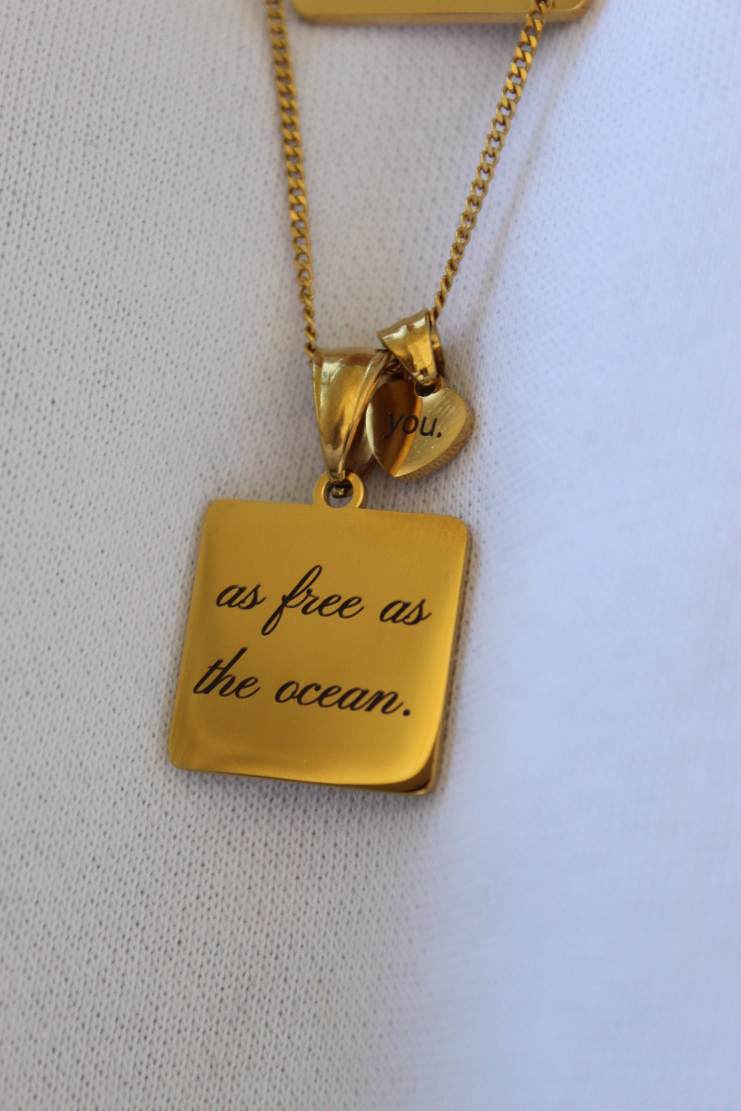 ciondolo AS FREE AS THE OCEAN.