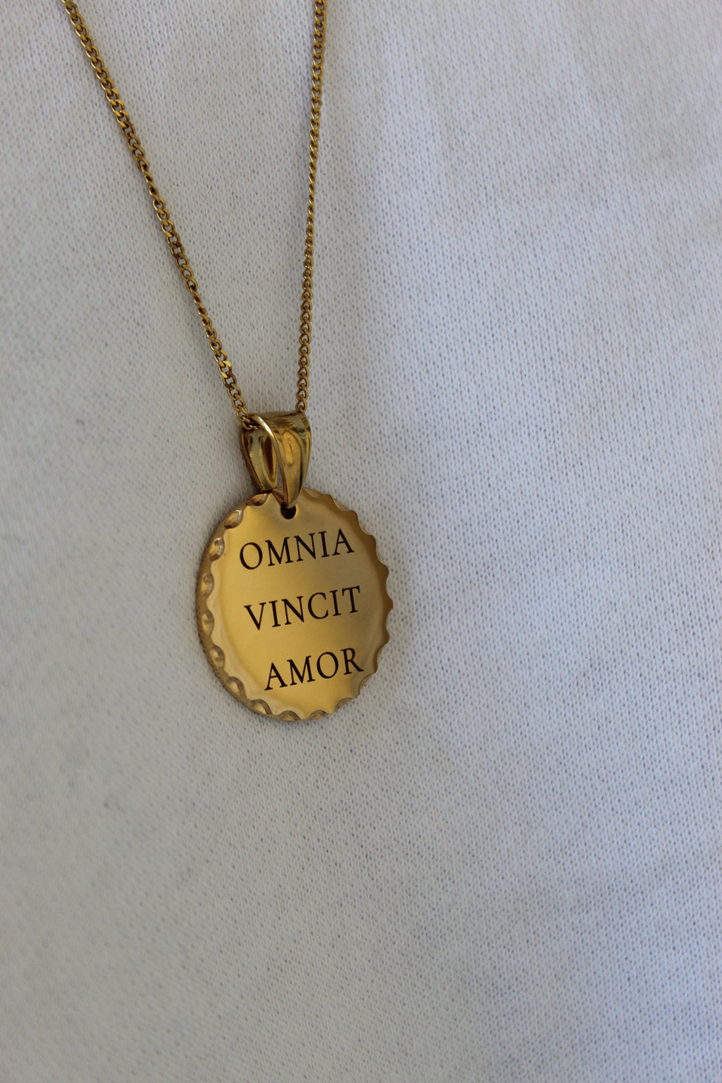 ciondolo OMNIA VINCIT AMOR.